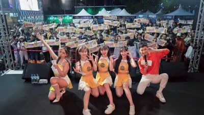 活動晚間人潮盛況。現場吸引破萬人次參與,民眾聚集舞台前觀看演出,即便天候不佳,仍不減參與熱情。(圖/基因釀造提供)
