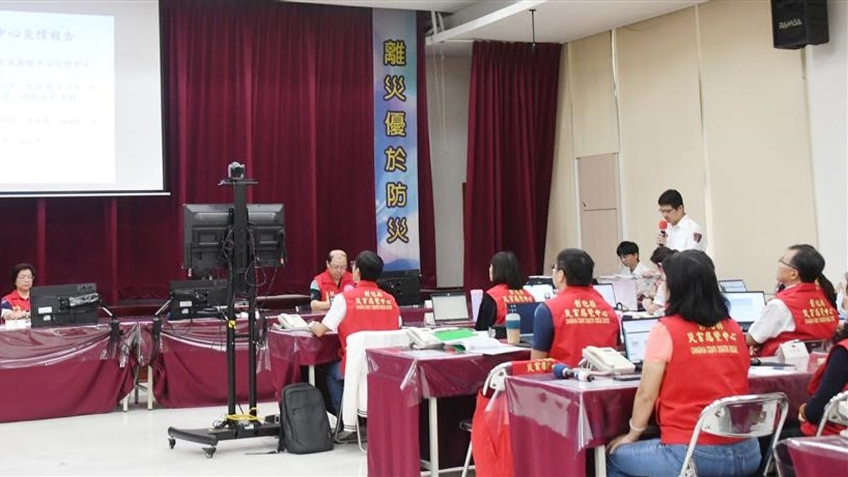 彰化縣風災災害應變中心31日上午提升為一級開設,指揮官彰化縣長王惠美主持防災會議監控縣內各區災情處理。(圖/彰化縣政府) 彰化縣風災災害應變中心31日上午提升為一級開設,指揮官彰化縣長王惠美主持防災會議監控縣內各區災情處理。(圖/彰化縣政府)