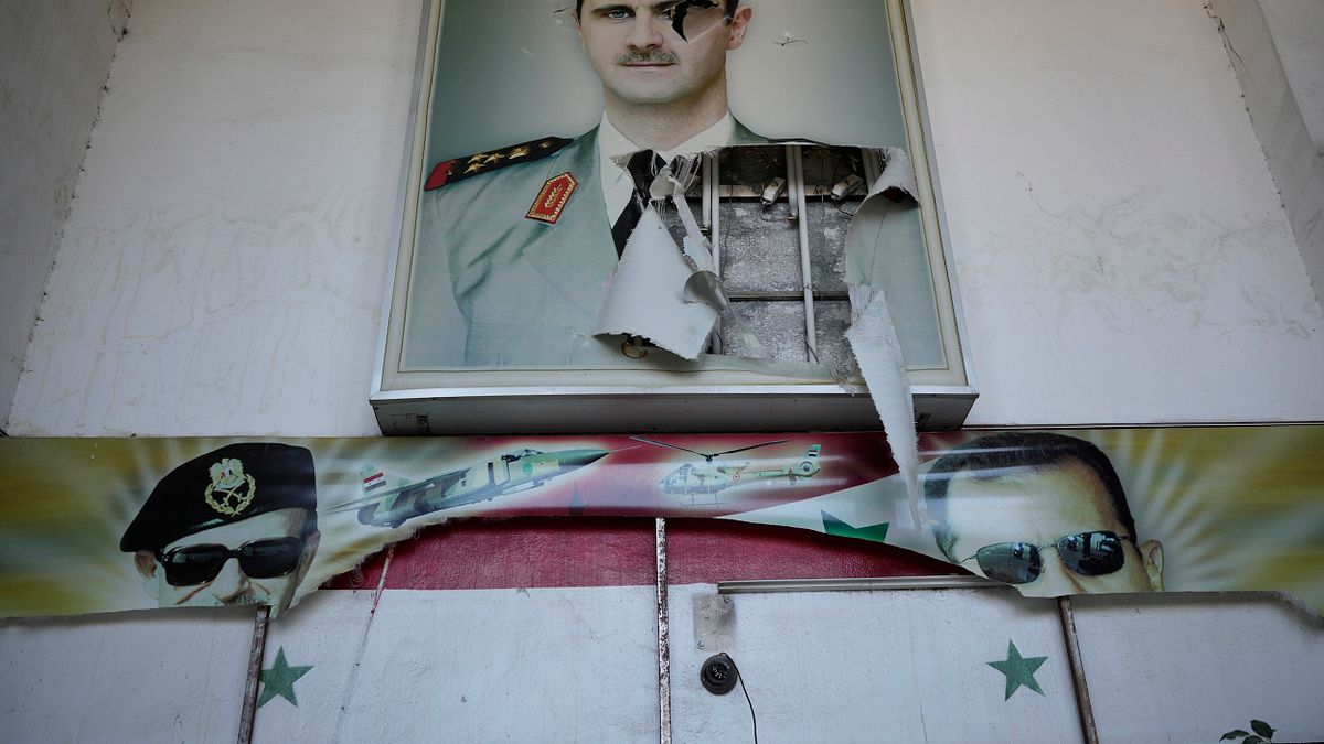 2024年12月14日,敘利亞大馬士革,敘利亞已故總統哈菲茲・阿塞德(Hafez Assad)和他的兒子、被推翻的敘利亞總統巴沙爾・阿塞德(Bashar Assad)的海報遭到民眾撕毀。(美聯社) 2024年12月14日,敘利亞大馬士革,敘利亞已故總統哈菲茲・阿塞德(Hafez Assad)和他的兒子、被推翻的敘利亞總統巴沙爾・阿塞德(Bashar Assad)的海報遭到民眾撕毀。(美聯社)