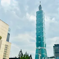 台北101は台湾で最も高いビルであり、著名なランドマークであるだけでなく、ショッピングモールやオフィスビルとしても知られている。市中心部に位置している。(写真/風傳媒撮影) 台北101は台湾で最も高いビルであり、著名なランドマークであるだけでなく、ショッピングモールやオフィスビルとしても知られている。市中心部に位置している。(写真/風傳媒撮影)