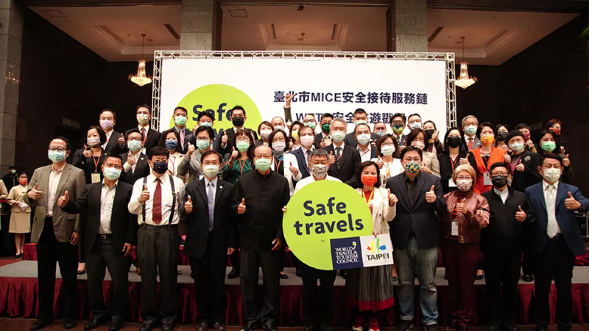 台北市長柯文哲親自頒發證書給取得第一期安全旅遊戳記的35 家業者,希望藉由安全接待服務鏈的建置,將台北打造成國際會議展覽產業的亞洲首選城市。(圖/台北市觀光傳播局)