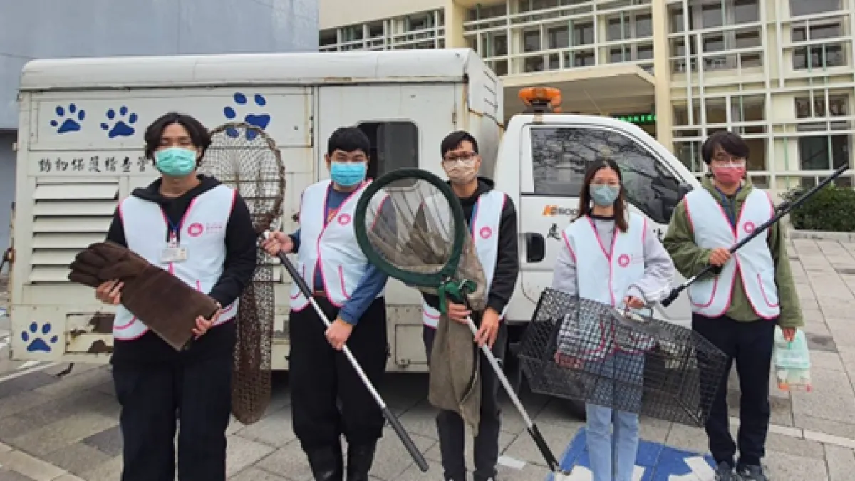 新竹市府於今年成立動物管制隊,負責執行流浪犬貓之管制、絕育捕捉與救援等任務。(圖/新竹市政府產發局提供)