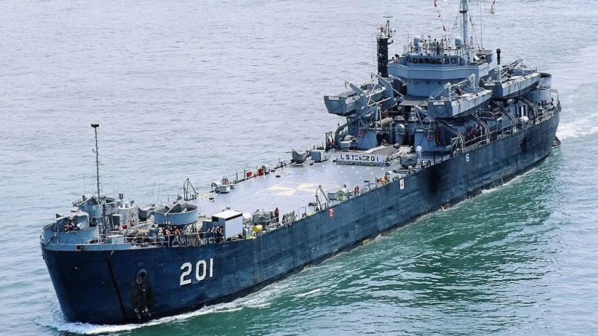 2010年2月1日,「中海艦(201)」在上午在高雄新濱碼頭舉行除役典禮,之後就一直停泊在高雄旗津碼頭。(資料照,取自中華民國海軍)