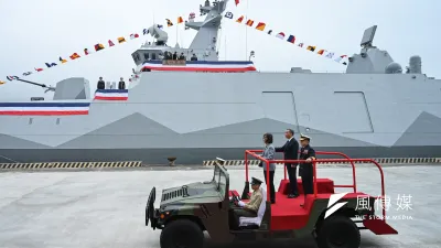 總統蔡英文26日出席海軍高效能艦艇安江及萬江軍艦交艦典禮,乘坐大閱官車檢閱交艦。(陳昱凱攝)