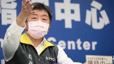 《TVBS》民調指出,若衛福部長陳時中(見圖)與國民黨立委蔣萬安競逐台北市長,陳時中在青壯年選民中擁有近7成支持度。(資料照,中央流行疫情指揮中心提供)