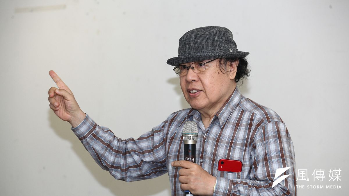 人本教育基金會發起聯署「拒絕《夜襲》」,但該基金會董事長史英13日在記者會上卻失言,稱「追女朋友如果唱《夜襲》,是要摸到女朋友床上,這我們都很樂見。」隨後又改口道歉。(資料照,蔡親傑攝) 人本教育基金會發起聯署「拒絕《夜襲》」,但該基金會董事長史英13日在記者會上卻失言,稱「追女朋友如果唱《夜襲》,是要摸到女朋友床上,這我們都很樂見。」隨後又改口道歉。(資料照,蔡親傑攝)