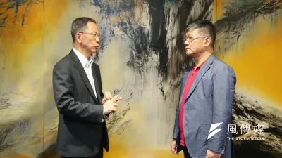 20180830-龍巖董事長劉偉龍、獨立董事王淮專訪,董事長劉偉龍和董事王淮就公司治理與發展,互動密切,王淮也秀出「無阻的」通行卡。(陳明仁攝)