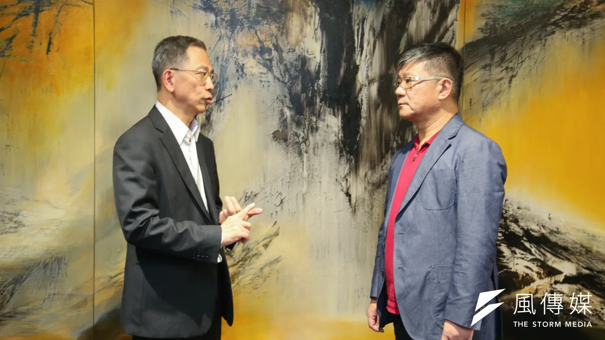 20180830-龍巖董事長劉偉龍、獨立董事王淮專訪,董事長劉偉龍和董事王淮就公司治理與發展,互動密切,王淮也秀出「無阻的」通行卡。(陳明仁攝)