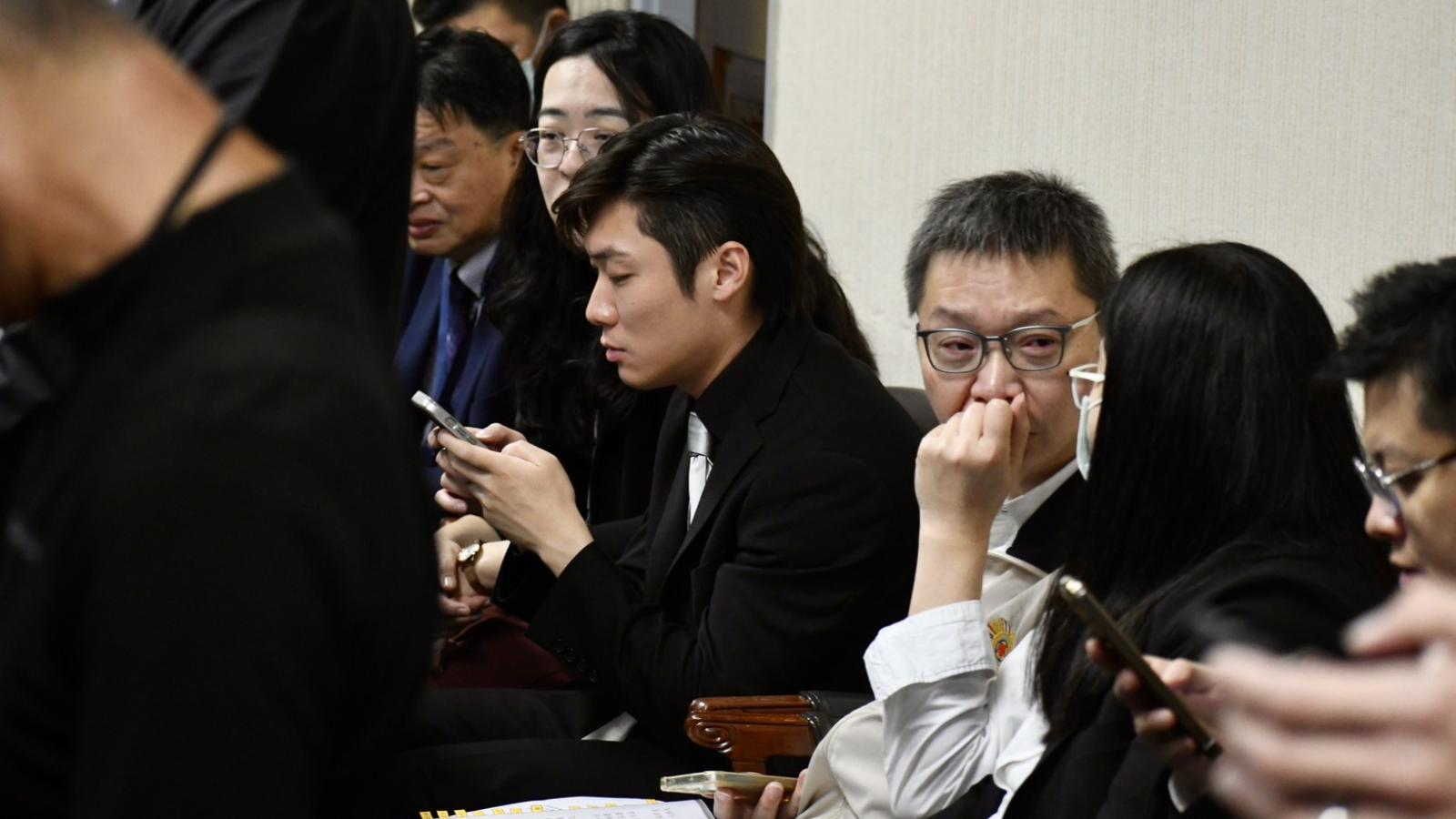 囂張!外交部國會組成員「霸佔記者席還留垃圾」 被提醒竟嗆記者:三小