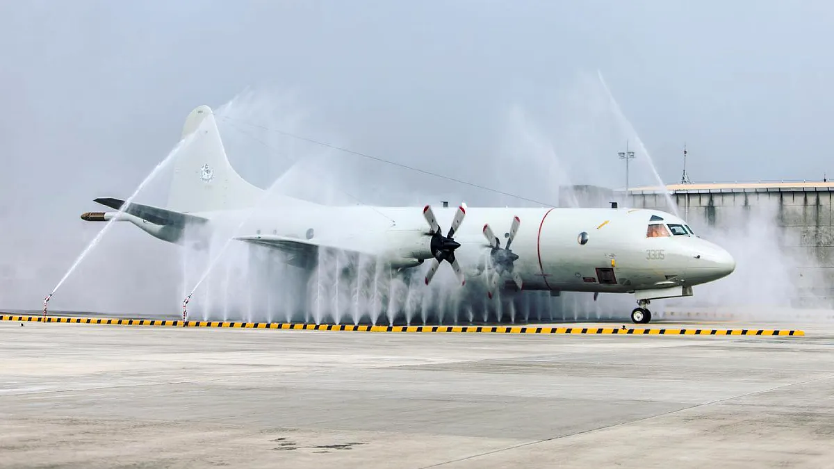 屏東空軍基地建構國內首座大型飛機自動沖洗站,對駐該處的C-130H運輸機和P-3C反潛巡邏機(見圖)而言,無疑是一大福音。(取自軍聞社)
