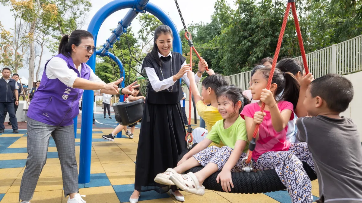 竹山「竹夢親子公園」26日正式啟用,許多父母帶著小朋友到場體驗全新的遊樂設施,縣長許淑華主持啟用典禮,並與孩子們同樂。(圖/南投縣政府)
