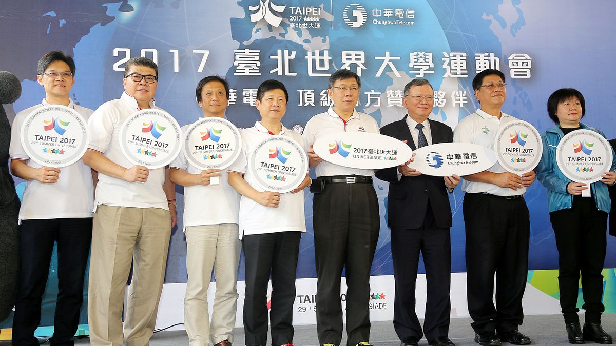 台北市長柯文哲今(5)日出席2017台北國際觀光博覽會開幕典禮,與華航董事長何煖軒、台北市雙層觀光巴士執行長徐浩源、台北館一日館長夏于喬等一同進行台北館巡禮,並體驗台北館裝置藝術燈泡彩繪。(臺北市政府提供) 台北市長柯文哲今(5)日出席2017台北國際觀光博覽會開幕典禮,與華航董事長何煖軒、台北市雙層觀光巴士執行長徐浩源、台北館一日館長夏于喬等一同進行台北館巡禮,並體驗台北館裝置藝術燈泡彩繪。(臺北市政府提供)