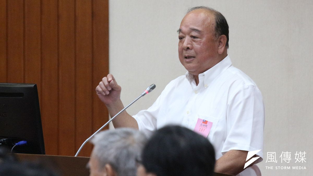 立法院外交及國防委員會2日召開「我國軍人退撫制度之沿革、現況與未來發展方向」公聽會,前陸軍司令部副司令吳斯懷表示,如今羞辱備役軍人是米蟲、肥貓,甚至要砍其法定退休俸,還能期待他們戰時為國犧牲嗎?(陳韡誌攝) 立法院外交及國防委員會2日召開「我國軍人退撫制度之沿革、現況與未來發展方向」公聽會,前陸軍司令部副司令吳斯懷表示,如今羞辱備役軍人是米蟲、肥貓,甚至要砍其法定退休俸,還能期待他們戰時為國犧牲嗎?(陳韡誌攝)