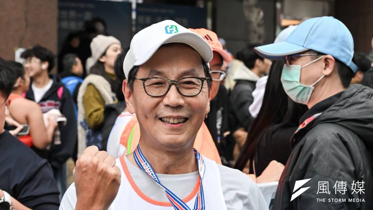 2024台北馬拉松15日於台北市政府前市民廣場舉行,富邦集團董事長蔡明忠(圖中)今年第11度完賽台北馬半程馬拉松,持續號召大家為健康與永續而跑。(富邦金控提供) 2024台北馬拉松15日於台北市政府前市民廣場舉行,富邦集團董事長蔡明忠(圖中)今年第11度完賽台北馬半程馬拉松,持續號召大家為健康與永續而跑。(富邦金控提供)
