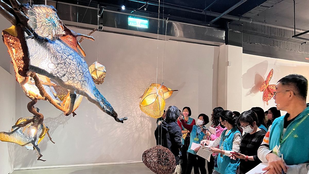 台中市纖維工藝博物館即日起推出「引路—光之纖維展」-引路-光之纖維展-作品有多元材質和技法表現。(圖/台中市政府) 台中市纖維工藝博物館即日起推出「引路—光之纖維展」-引路-光之纖維展-作品有多元材質和技法表現。(圖/台中市政府)
