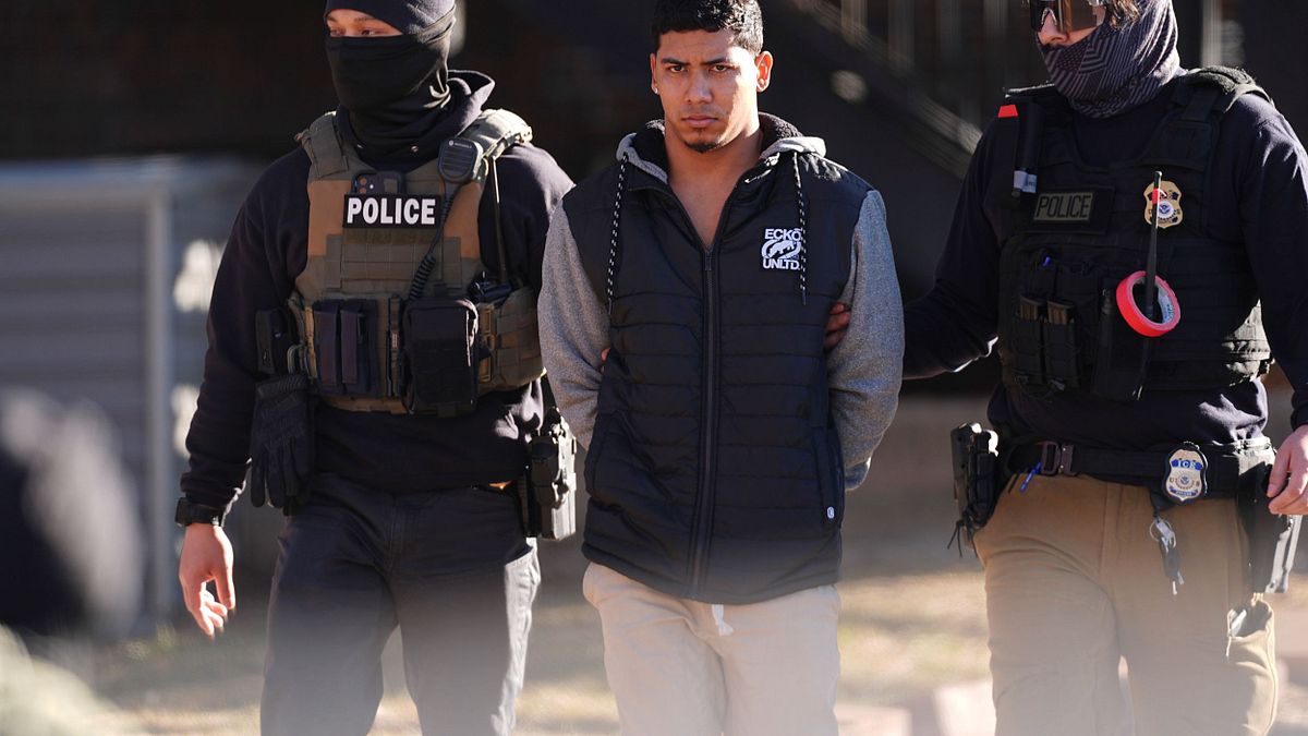 美國執法機構逮捕一名疑似無證的移民。(美聯社) 美國執法機構逮捕一名疑似無證的移民。(美聯社)