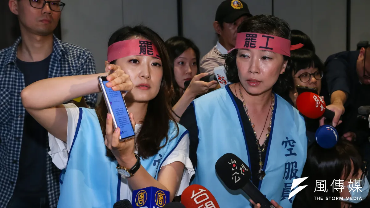 長榮航空勞資爭議協商,因日支費與禁搭便車條款雙方無法達共識,桃園市空服員職業工會直接於會中宣布,下午4時開始罷工。(顏麟宇攝)