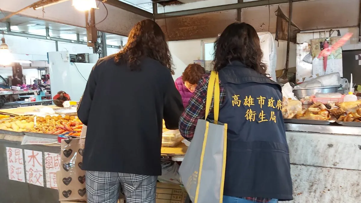 高雄市政府衛生局於市場抽驗稽查照片。(圖/高雄衛生局提供)