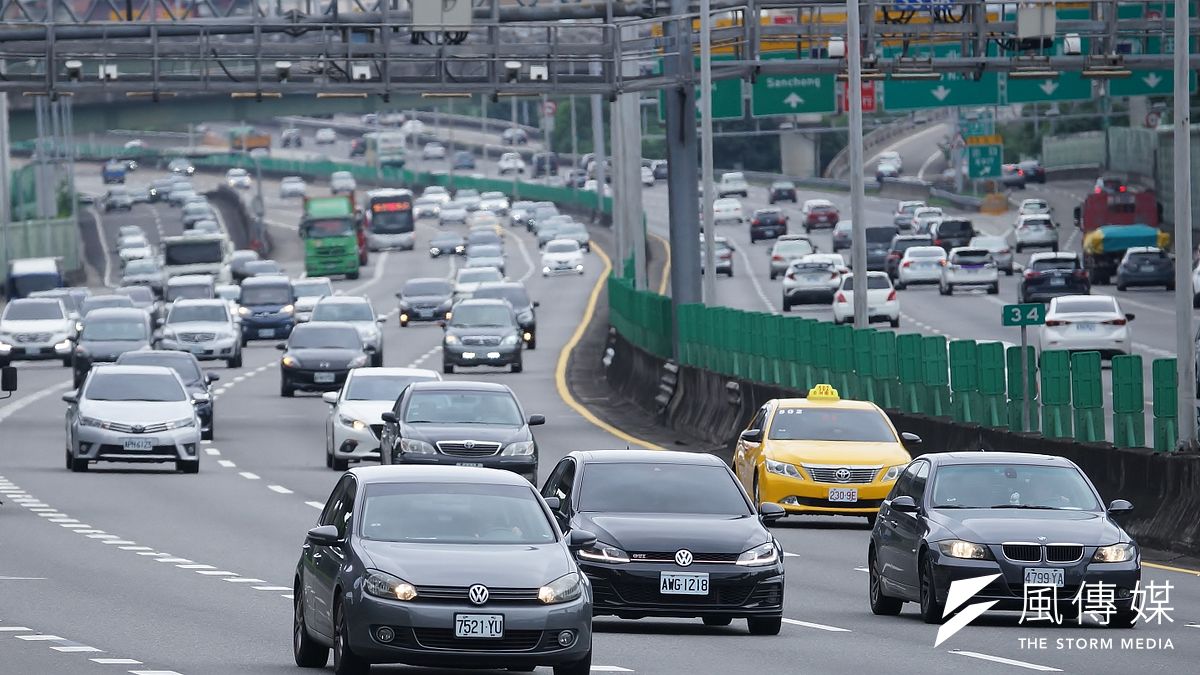 本土疫情延燒,開車是否要配戴口罩引發討論。(資料照,盧逸峰攝) 本土疫情延燒,開車是否要配戴口罩引發討論。(資料照,盧逸峰攝)