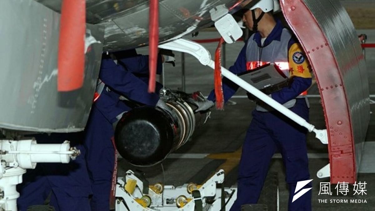 媒體先前報導,向美國購買的P-3C反潛機無法掛載彈藥,此次戰備操演特別安排對外展示P-3C反潛機潛力掛載魚雷過程,以澄清疑慮。(蘇仲泓攝) 媒體先前報導,向美國購買的P-3C反潛機無法掛載彈藥,此次戰備操演特別安排對外展示P-3C反潛機潛力掛載魚雷過程,以澄清疑慮。(蘇仲泓攝)