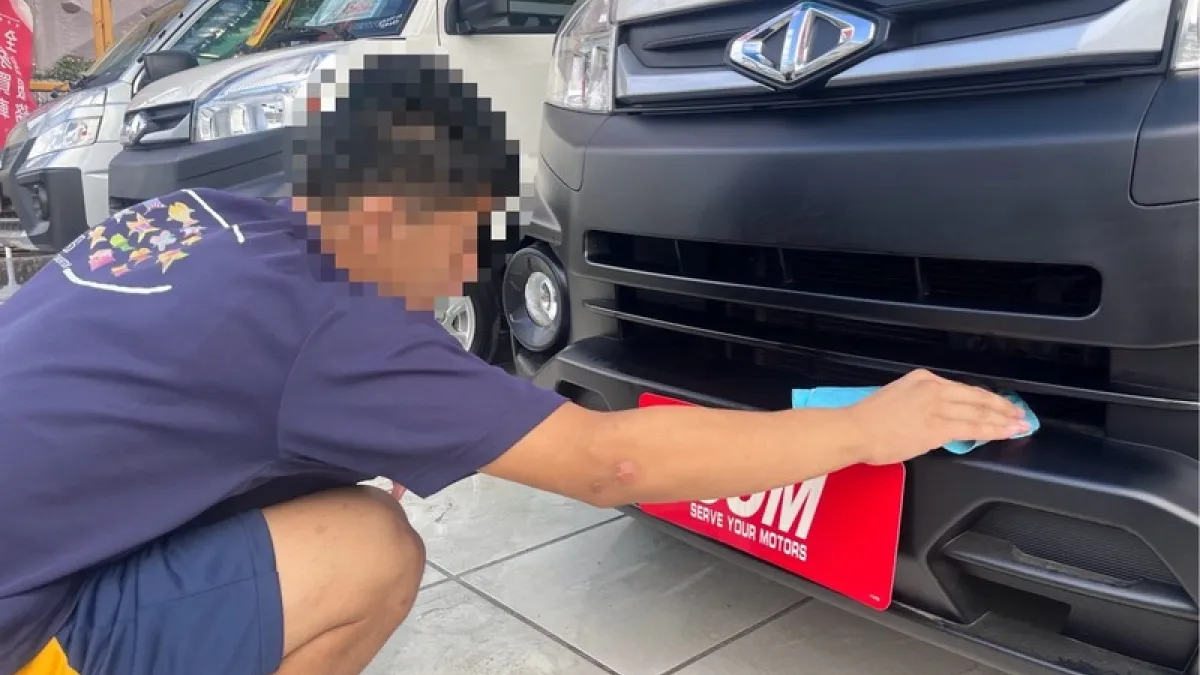 為高雄在地二手車商近年與中山工商服務群科系合作,讓身障生可在教師陪同下赴廠內學習基礎車輛整備等。(業者提供)