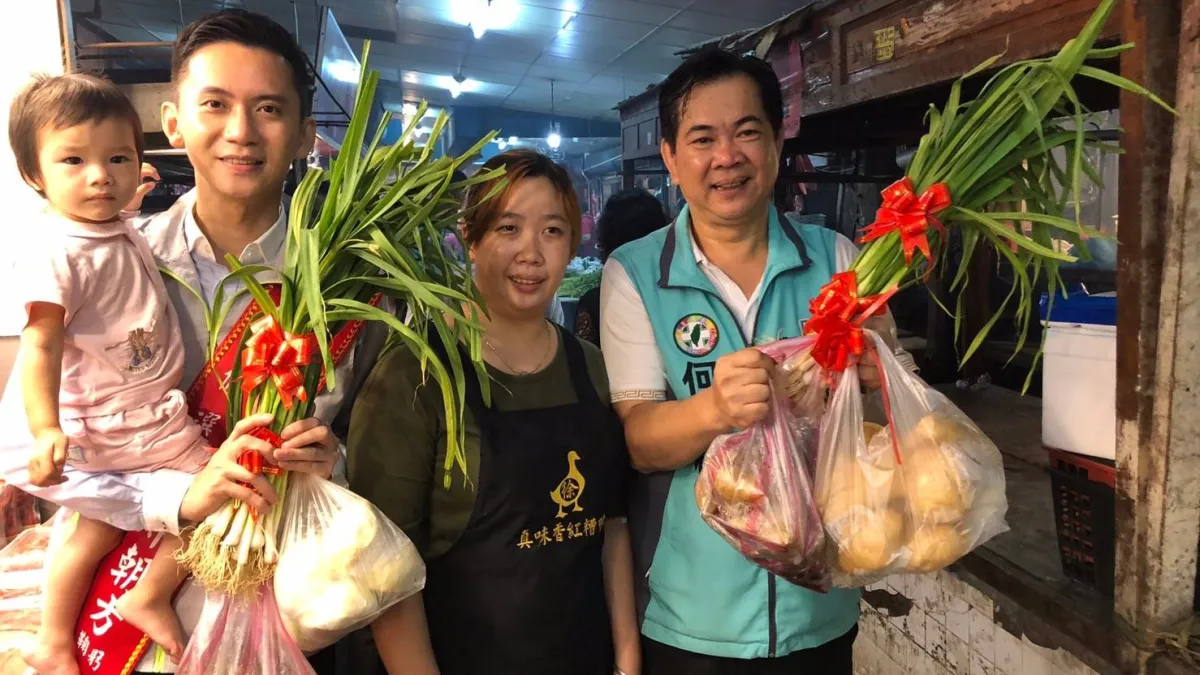 鄭朝方到湖口市場掃街拜票,攤商熱情送上菜頭、大蒜,預祝高票當選。(圖/鄭朝方總部提供)
