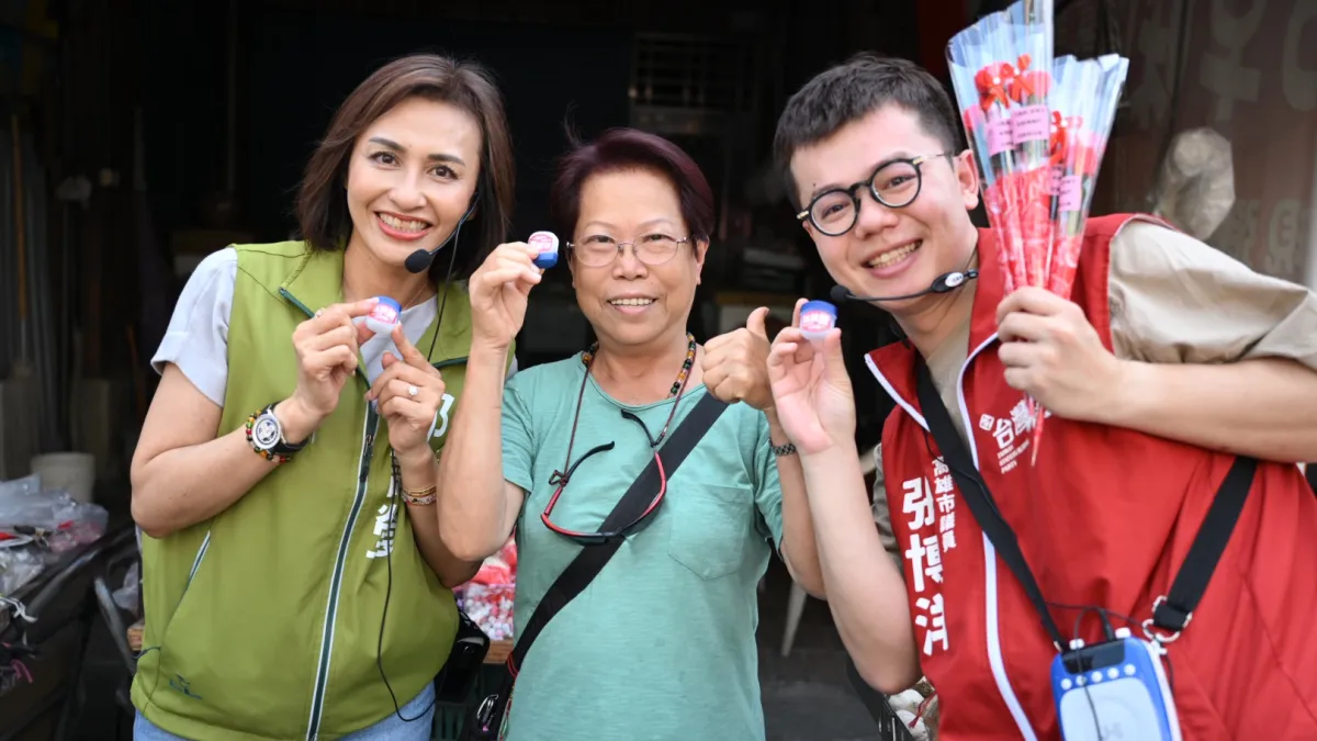 市長初選參選人邱議瑩與議員張博洋,在市場向市民問好,並送印有「邱議瑩祝您凡事贏」的凡士林小物,收婆婆媽媽喜愛。(圖/邱議瑩服務處提供)