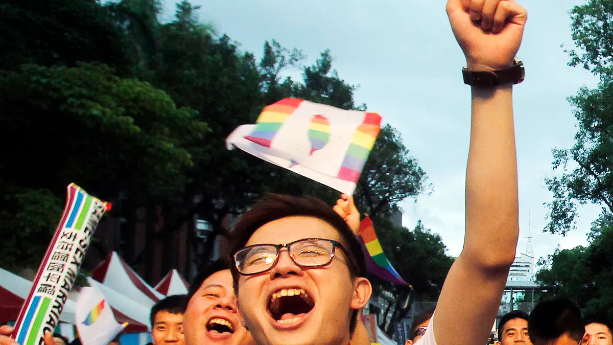 大法官作出釋字第748號解釋,宣告《民法》不允許同性結婚的規定違憲,挺同婚的民眾在街上歡呼。(美聯社) 大法官作出釋字第748號解釋,宣告《民法》不允許同性結婚的規定違憲,挺同婚的民眾在街上歡呼。(美聯社)