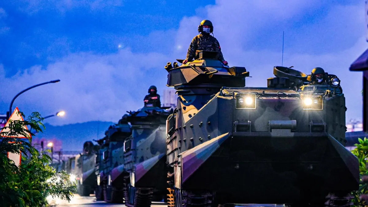 近來共機擾台規模升溫,而075型兩棲攻擊艦加入共軍作戰序列後,被認為將改變對台作戰模式。圖為今年漢光演習期間,登陸戰車大隊運輸車中隊快速機動遂行戰力保存。(取自海軍臉書)