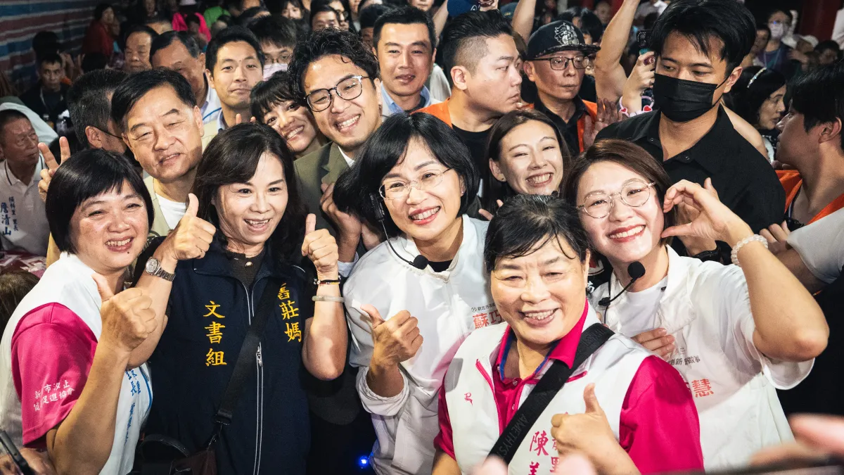 新北市長候選人蘇巧慧與台北市長候選人沈伯洋,意外在汐止福山巖顯應祖師廟同台參香,「洋流慧聚」組合再度合體,受到現場支持者熱烈歡迎。(圖/蘇巧慧競總提供)