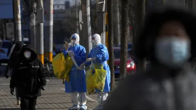 2022年12月1日,北京街頭的「大白」。(美聯社)