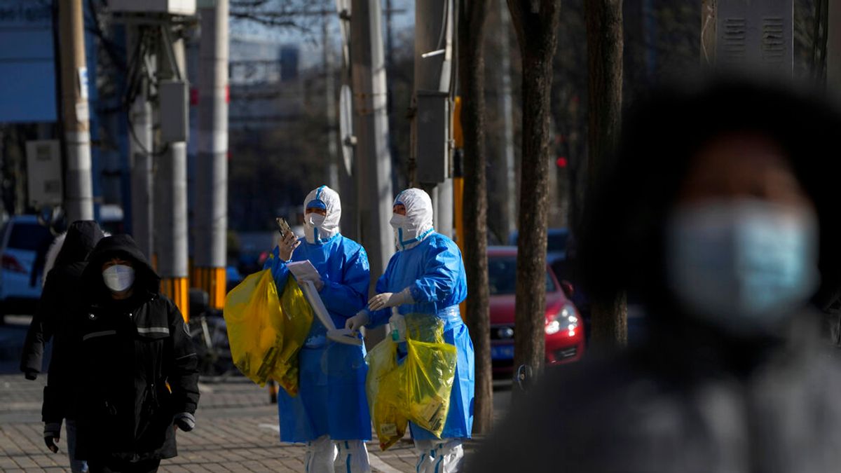 2022年12月1日,北京街頭的「大白」。(美聯社) 2022年12月1日,北京街頭的「大白」。(美聯社)