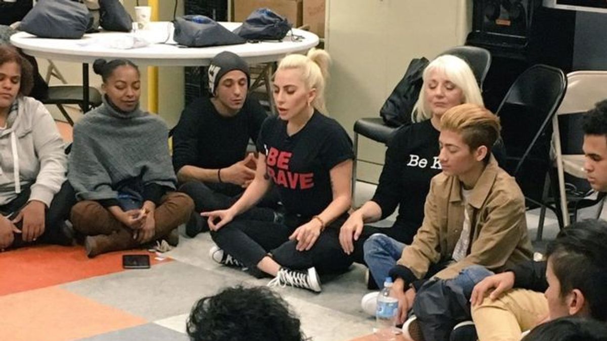 Lady Gaga與坐在她身旁的母親辛西婭一起探訪庇護中心。(BBC中文網) Lady Gaga與坐在她身旁的母親辛西婭一起探訪庇護中心。(BBC中文網)