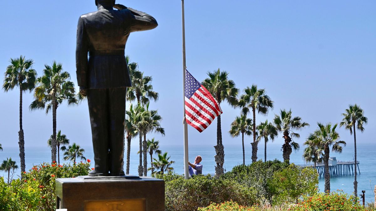 2021年8月26日,恐布組織「伊斯蘭國」攻擊阿富汗喀布爾國際機場,造成美軍慘重傷亡,全美各地降半旗誌哀(AP) 2021年8月26日,恐布組織「伊斯蘭國」攻擊阿富汗喀布爾國際機場,造成美軍慘重傷亡,全美各地降半旗誌哀(AP)