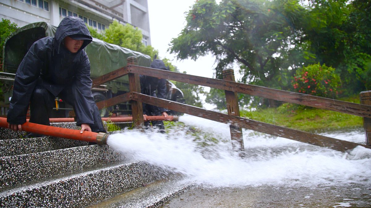 台南市真理大學因連日豪大雨造成校區嚴重淹水,海軍艦隊指揮部官兵28日持續進行抽水作業,協力回復校園容貌。(國防部提供) 台南市真理大學因連日豪大雨造成校區嚴重淹水,海軍艦隊指揮部官兵28日持續進行抽水作業,協力回復校園容貌。(國防部提供)