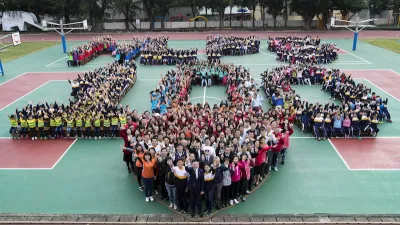 新竹市南寮國小全體師生排出「NLPS 100」字形,全力迎接明年百年校慶。(圖/新竹市政府提供)