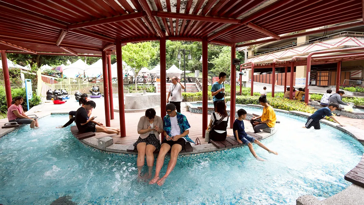 中市府推秋冬旅遊,「2025台中國際花毯節」11/24-28上傳照片到「大玩台中」FB粉絲團指定貼文,就可免費獲得泡湯券-台中四大溫泉區-谷關。(圖/台中市政府) 中市府推秋冬旅遊,「2025台中國際花毯節」11/24-28上傳照片到「大玩台中」FB粉絲團指定貼文,就可免費獲得泡湯券-台中四大溫泉區-谷關。(圖/台中市政府)