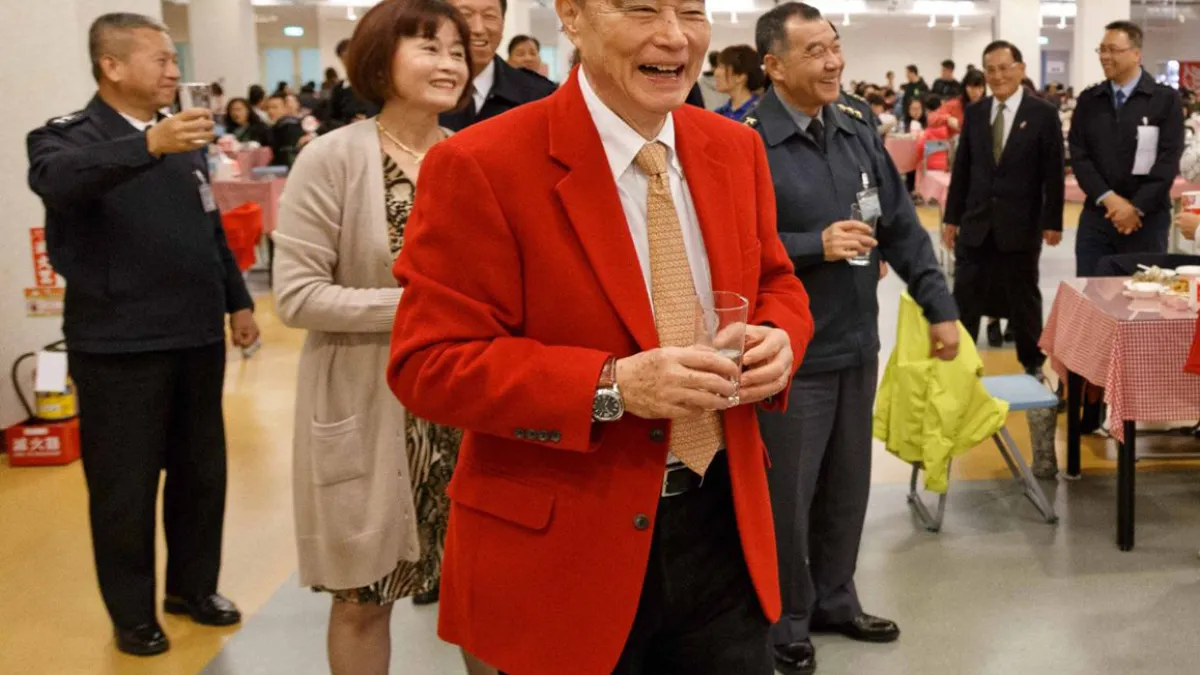 國防部長馮世寬在跨年夜穿著大紅色的西裝上班,原來紅西裝就像是幸運「戰袍」,有著「有志者事竟成」的故事。(取自國防部發言人臉書)