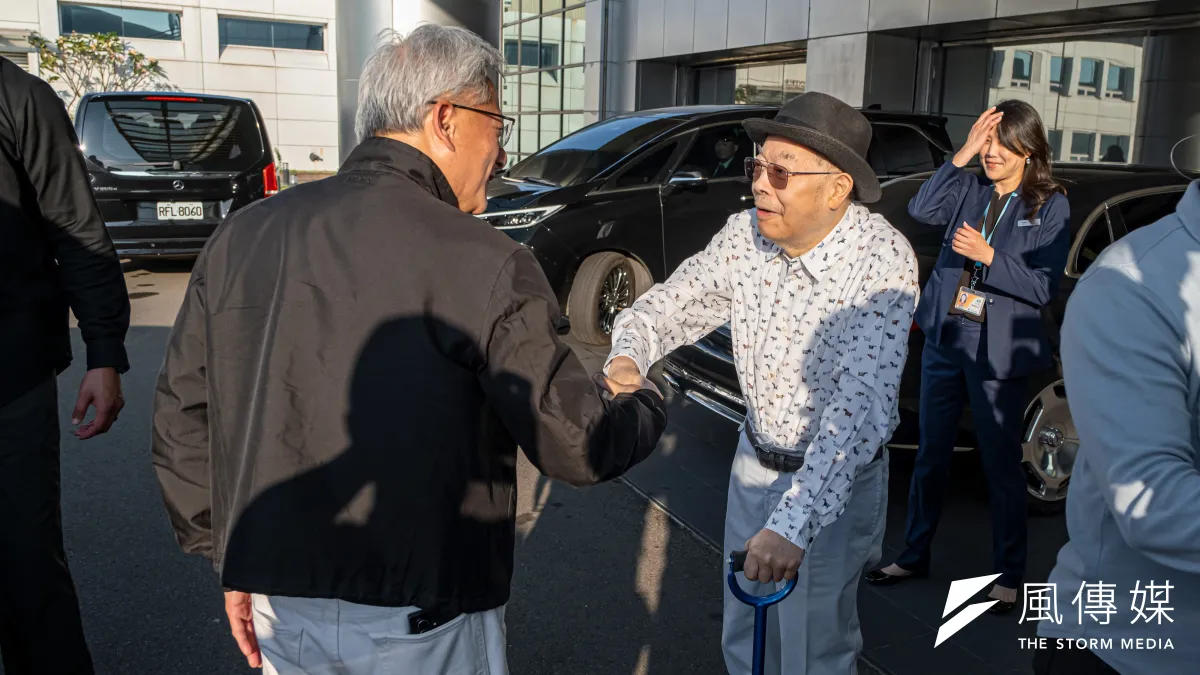 輝達創辦人黃仁勳與力積電董事長黃崇仁(右)握手。(劉偉宏攝)