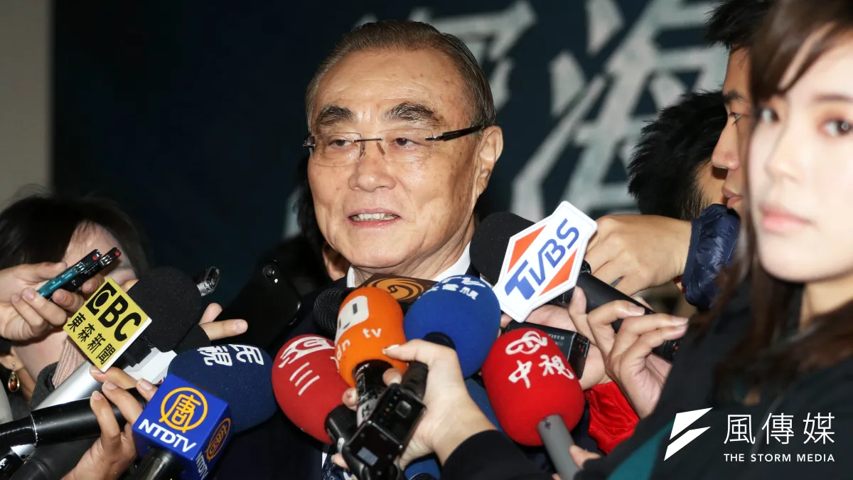 國防部長馮世寬與媒體餐敘時談到新一代戰機問題。(蘇仲泓攝)