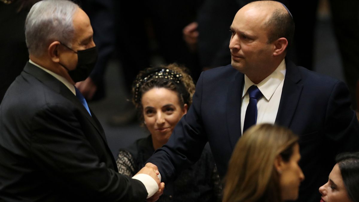 2021年6月13日,納坦雅胡與以色列新總理班奈特(右)(AP) 2021年6月13日,納坦雅胡與以色列新總理班奈特(右)(AP)