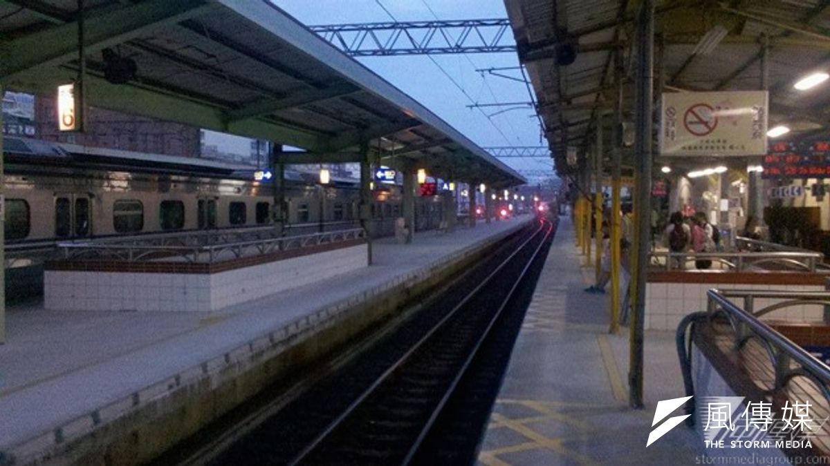 輕度颱風鳳凰直撲台灣而來,20日、21日陸空交通將受影響,陸上交通部分,鐵路方面影響較大。(資料照片,方炳超攝) 輕度颱風鳳凰直撲台灣而來,20日、21日陸空交通將受影響,陸上交通部分,鐵路方面影響較大。(資料照片,方炳超攝)