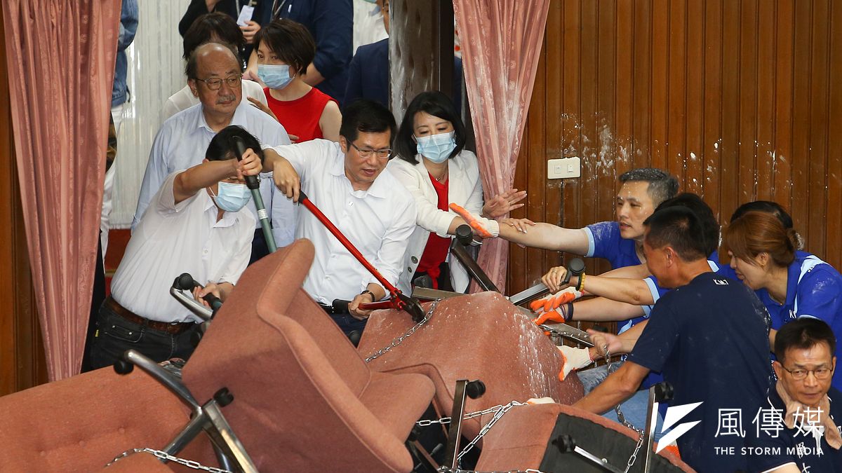 國民黨立委29日在立法院議場與民進黨立委發生激烈衝突。(資料照,顏麟宇攝) 國民黨立委29日在立法院議場與民進黨立委發生激烈衝突。(資料照,顏麟宇攝)