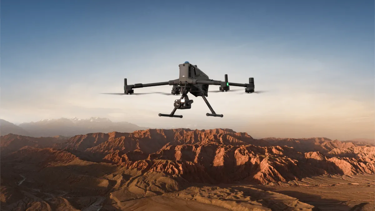 DJI 大疆推出旗艦機型無人機 Matrice 400,不僅續航力強、負載能力驚人、且避障超靈敏,還搭載全方位高科技,可說是無人機界的「超級英雄」!