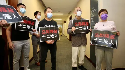 香港泛民主派立法會議員胡志偉(前左2)、黃碧雲(右1)等人1日清晨被港警拘捕。(圖取自facebook.com/chiwaioffice)