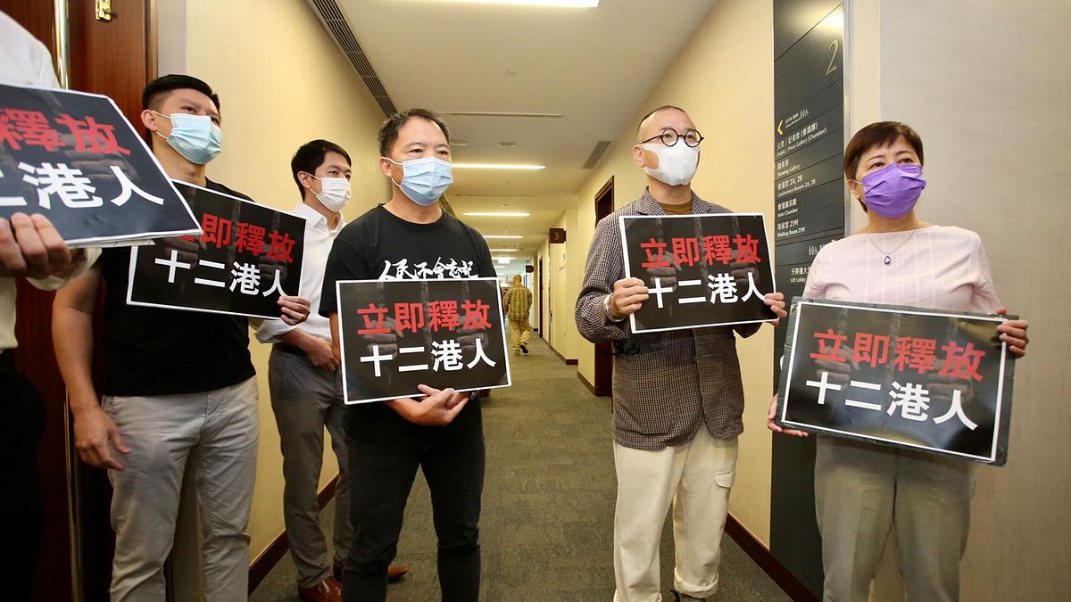 香港泛民主派立法會議員胡志偉(前左2)、黃碧雲(右1)等人1日清晨被港警拘捕。(圖取自facebook.com/chiwaioffice) 香港泛民主派立法會議員胡志偉(前左2)、黃碧雲(右1)等人1日清晨被港警拘捕。(圖取自facebook.com/chiwaioffice)