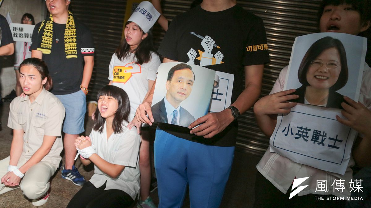 十八歲公民權推動聯盟「修憲驚傳綁架案,搶救肉票大作戰」。(余志偉攝) 十八歲公民權推動聯盟「修憲驚傳綁架案,搶救肉票大作戰」。(余志偉攝)