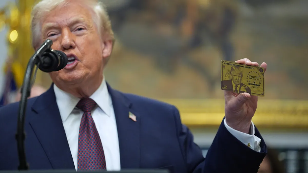 美國總統川普召集多家藥廠老闆召開記者會,他卻在現場「推銷」自己的移民金卡。(美聯社)