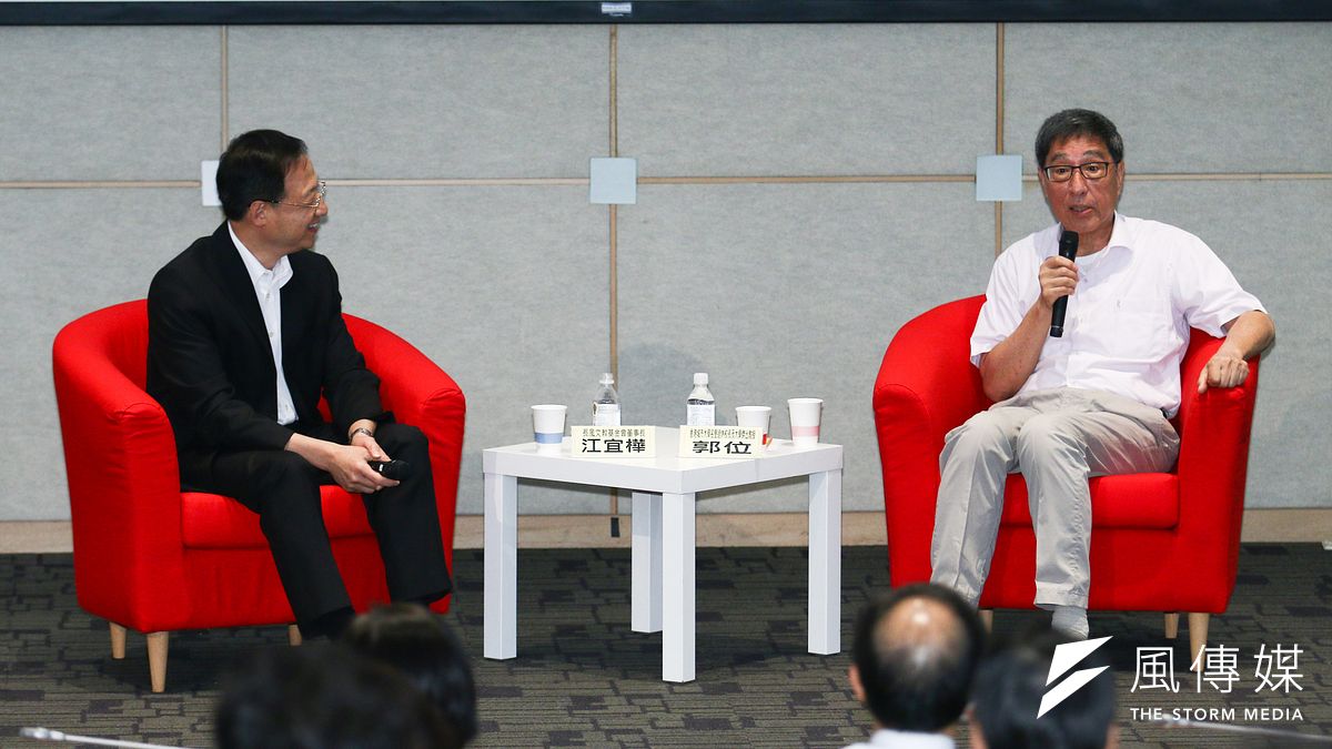 長風基金會邀請香港城市大學名譽退休校長郭位(右)進行專題演講,左為長風基金會董事長、行政院前院長江宜樺。(蔡親傑攝) 長風基金會邀請香港城市大學名譽退休校長郭位(右)進行專題演講,左為長風基金會董事長、行政院前院長江宜樺。(蔡親傑攝)