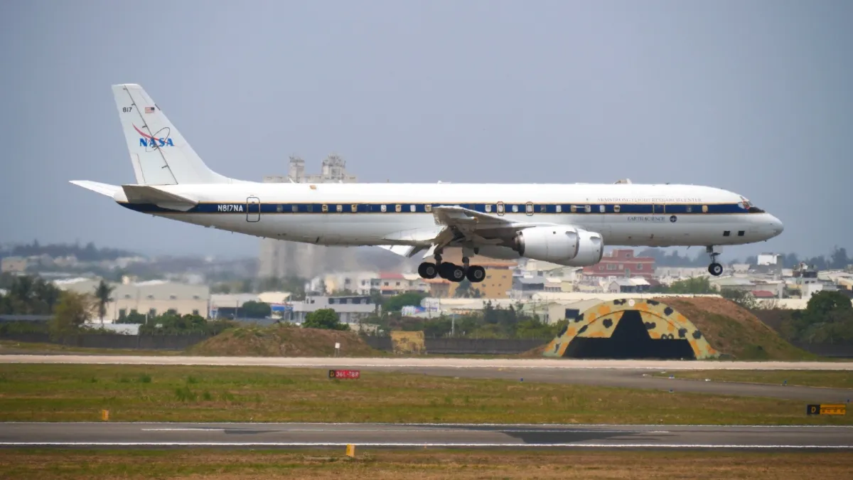 DC8低飛經過臺南機場。(圖/環境部提供)